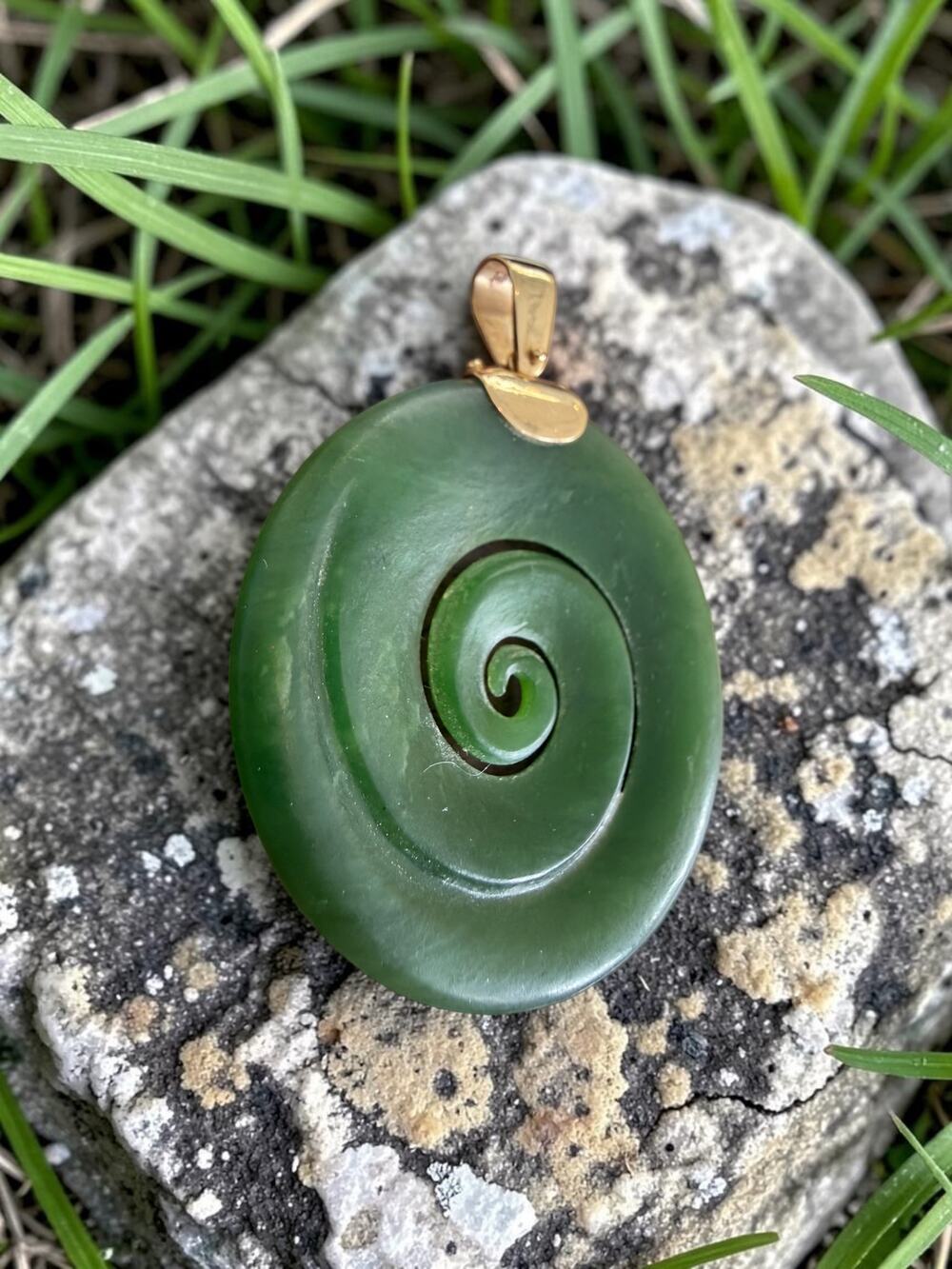 Vintage 14k gold pounamu spiral pendant carved disc swirl motif - Picture 4 of 5